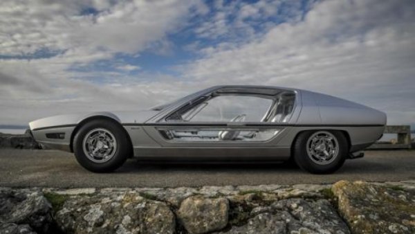 Роден с намерението да представи Gran Turismo на бъдещето, Lamborghini Marzal дебютира на автомобилното изложение в Женева през 1967 г. Той е проектиран от Марчело Гандини от името на Carrozzeria Bertone, който след това ще пренесе неговите стилистични характеристики върху сериен автомобил с Espada. 

Отличителна черта на Marzal със сигурност са много големите стъклени повърхности, които обграждат отделението за пътници. Както и странното отваряне нагоре на големите врати, които позволяват достъп до проветривото пространство. То става още по-светло благодарение на седалки, покрити със сребърен материал. 

С остри ръбове и футуристичен като всяко друго творение на Гандини от онова време, този автомобил въвежда стил, който и сега е от съществено значение за Lamborghini. По-точно шестоъгълникът, възприет отново в развитието на предницата, в отворите на задно стъкло, в конзолата на пилотската кабина, а също и при рязане на вратите. Той се задвижва от единствения шестцилиндров двигател , монтиран някога на Lambo. Идва от мотор, предназначен за Miura, с 2 литра работен обем и 175 конски сили. 